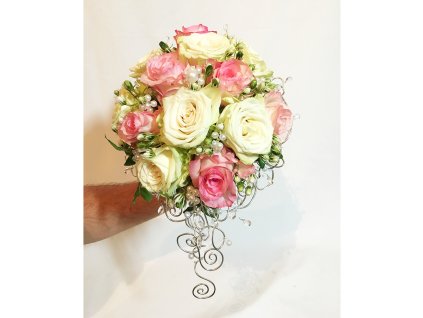 Elegantná svadobná kytica s perličkami