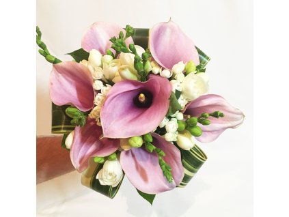 Svadobná kytica s rúžovými kalami3