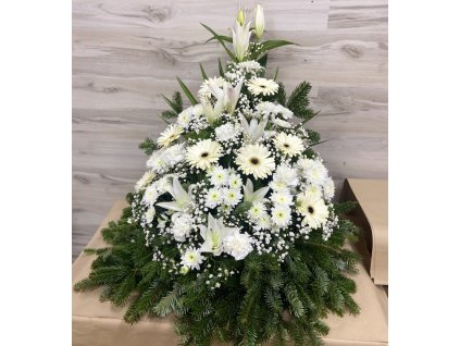 Postupne zdobený smútočný veniec zo živej čačiny