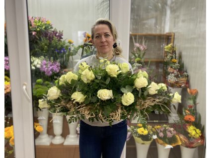 Smútočná ikebana z bielych ruží