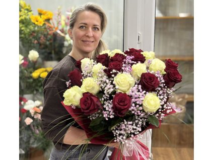 Luxusná kytica z 25 vínových a krémových ruží