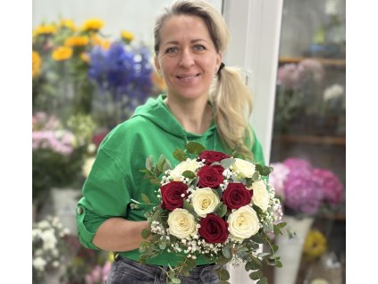 Svadobná kytica z červených a bielych ruží