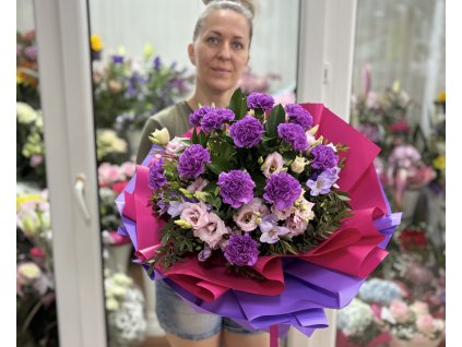 Fialovo-ružová kytica s karafiátmi a lisianthusom