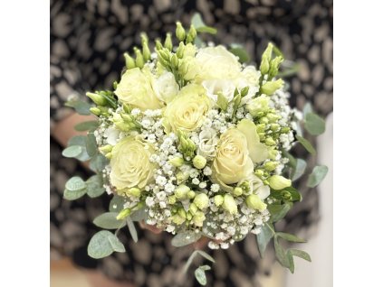 Svadobná kytica v odtieňoch bielej a krémovej