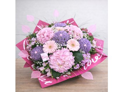Rúžová gratulačná kytica pre ženu