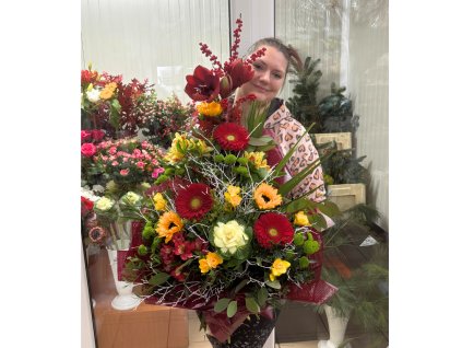 Bohatá miešaná kytica vo výrazných farbách