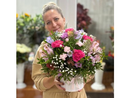 Romantický box z miešaných kvetov a zvončekmi