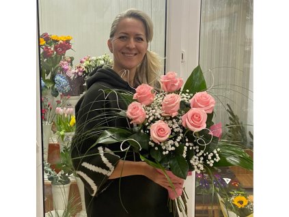 7 ružových ruží so zeleňou