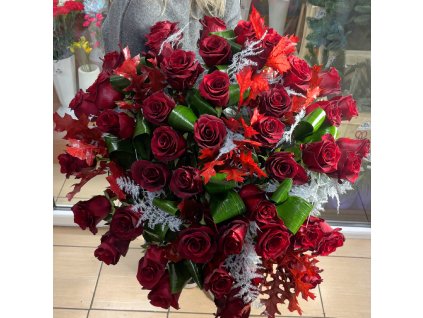 40 červených ruží s bohatou ozdobou