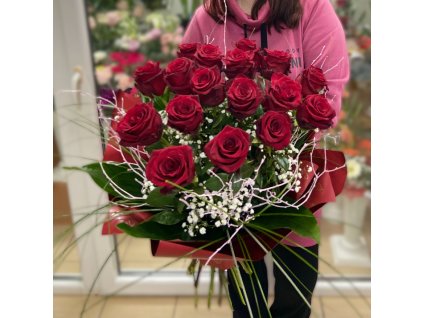 17 červených ruží v papiery