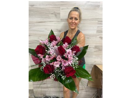 7 červených ruží s alstromériami