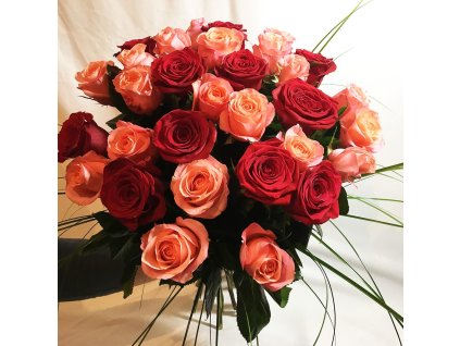 Kytica z 31 červených a korálových ruží
