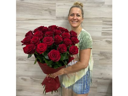 25 červených ruží v kornútku