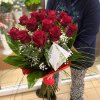 Romantická kytica z 15 červených ruží v okruhlom viazaní