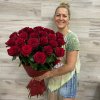 25 červených ruží v kornútku