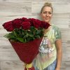 25 červených ruží v kornútku