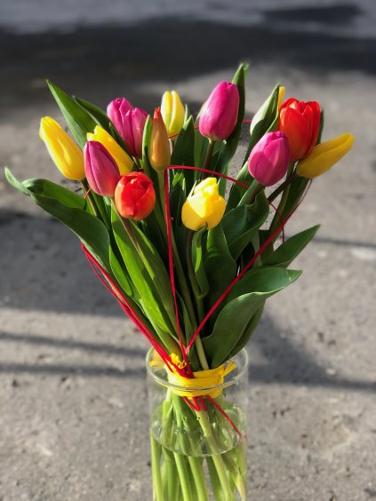 Kytice tulipánů s přízdobou