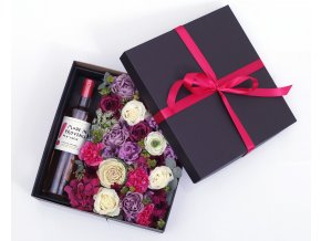 Květinová krabice s fialovými květy v dárkové kazetě