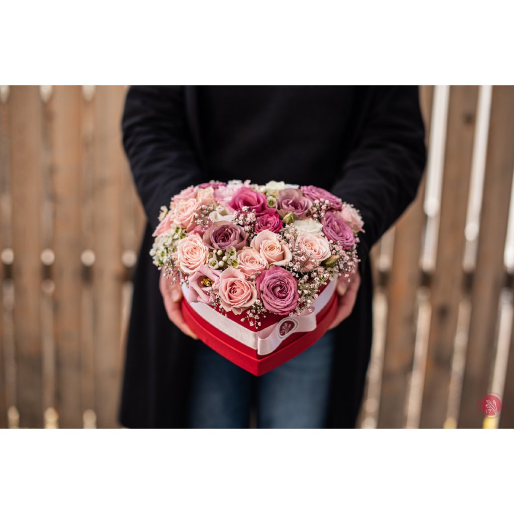 Květinový box ve tvaru srdce z trsových růží mix