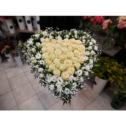 Smuteční aranžmá srdce z růží