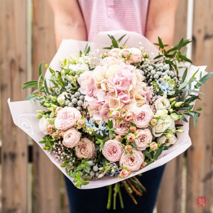 Letní kytice z růžová hortenzie a trsové růže