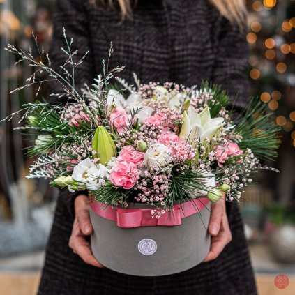 Zimní květinový box z trsových karafiátu, lilií a borovicového jehličí