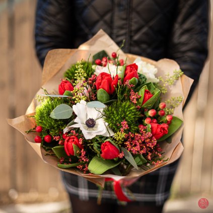 Bílo červená tulipánová kytice
