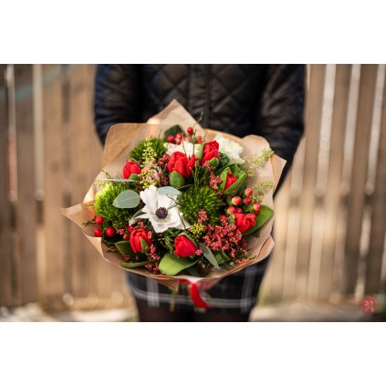 Bílo červená tulipánová kytice