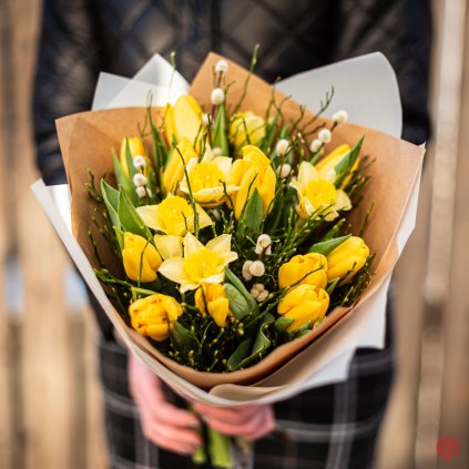 Jarní kytice ze žlutých tulipánů a narcisů