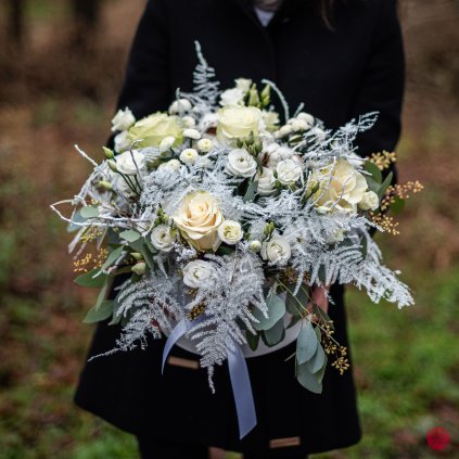 Zimní bílý květinový box s růžemi a bavlníkem