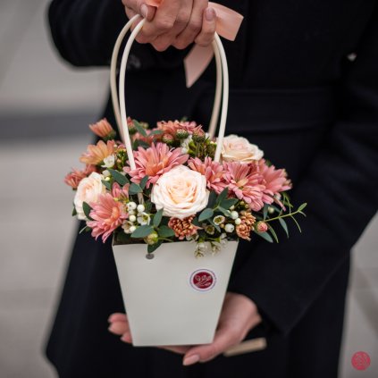 Lososový květinový košík s chryzantémou a růží