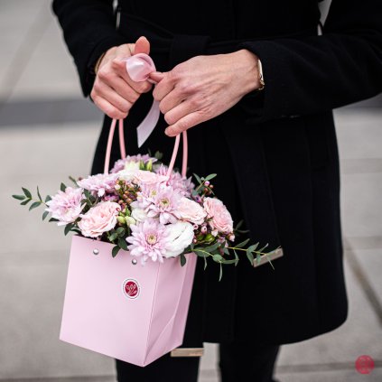 Růžový květinový košík s chryzantémou, růží a eustomou