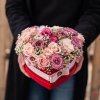 Květinový box ve tvaru srdce z trsových růží mix
