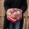 Květinový box ve tvaru srdce z trsových růží mix