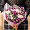 Fialová elegantní kytice z tulipánů a pryskyřníku