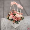 Lososový květinový košík s chryzantémou a růží