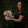 Růžový květinový box s eustomou a santini