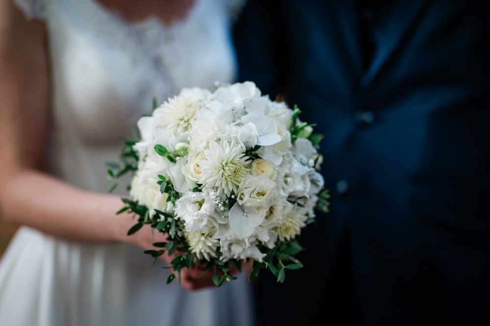 svatebni_kytice_bila_mimosa