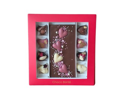 valentynska cokolada s pralinkami pozadi bila