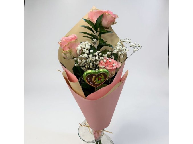 Růže s gypsophilou a čokoládovým srdíčkem
