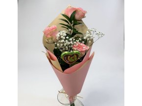 Růže s gypsophilou a čokoládovým srdíčkem