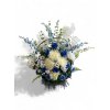 Elegantní květinový koš s modrými růžemi a chryzantémami