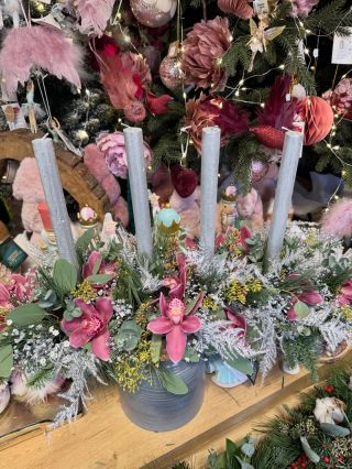 Advent může být něžný, romantický a plný detailů 🌸 Růžové orchideje, stříbrné větvičky a tlumené tóny vytváří svícen,...