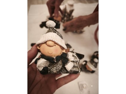 Panák ležící s míčem