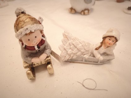 Anděl s panáčkem na saních