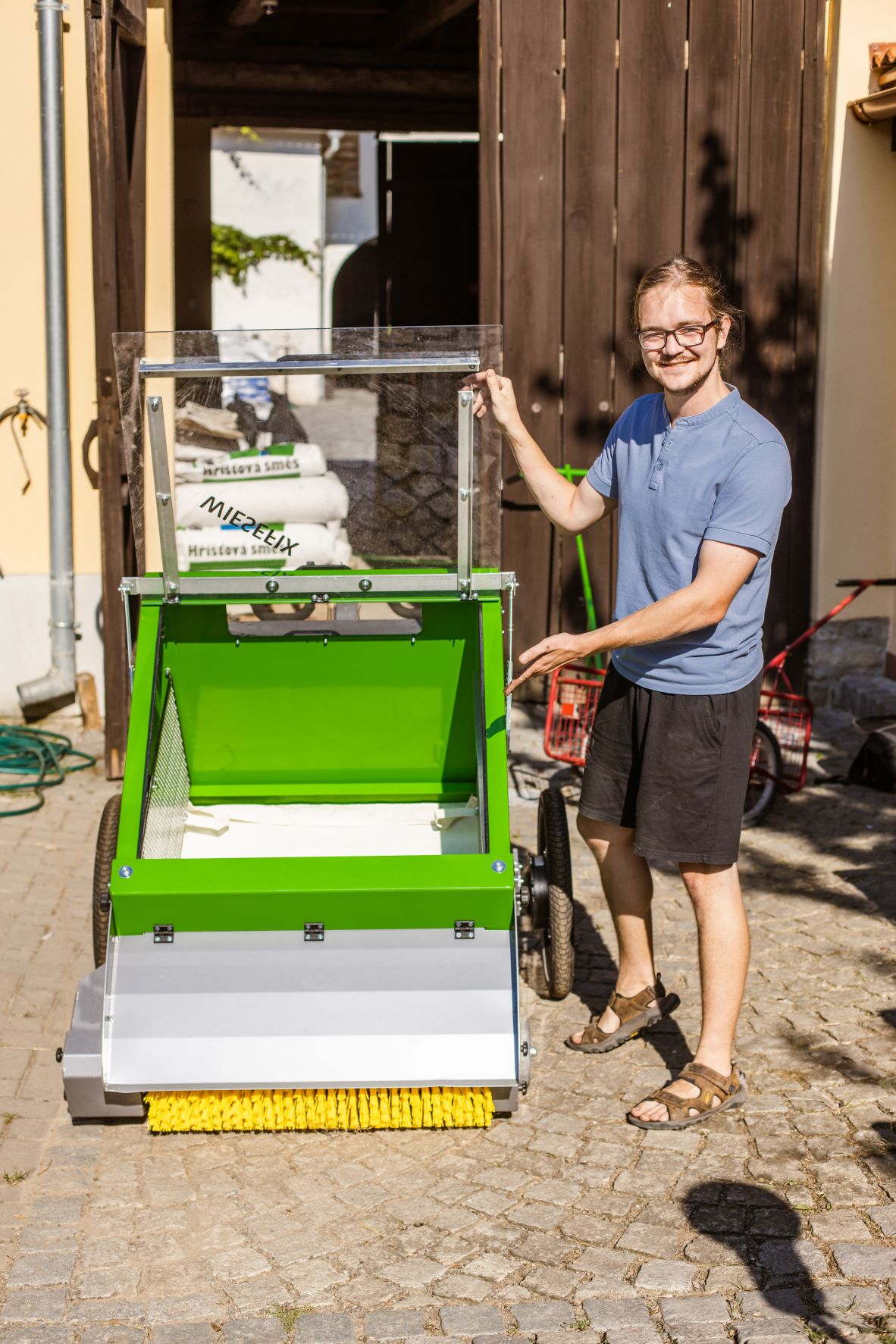 Experimentálny stroj na kefovanie semennej biomasy; Foto: Tomáš Škoda