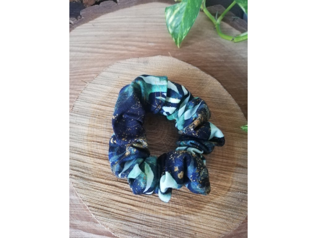 Gumička do vlasů scrunchies ZELENÉ LÍSTKY SE ZLATÝMI PRVKY