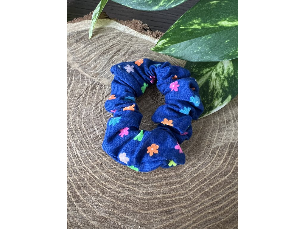 Gumička do vlasů scrunchies MODRÁ S BAREVNÝMI KYTIČKAMI