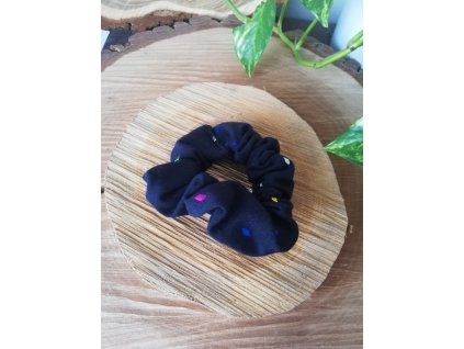 Gumička do vlasů scrunchies DUHOVÉ KOSOČTVERCE NA TMAVĚ MODRÉ