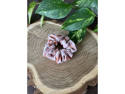 Gumička do vlasů scrunchies SVĚTLE RŮŽOVÁ A TAHY ŠTĚTCEM